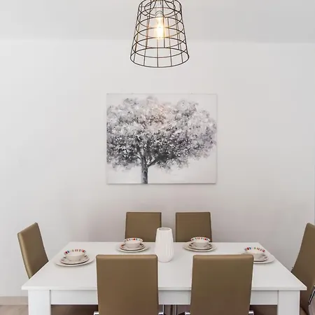 Paradise Promenade Apartment, 2min Distance From Marina דירה